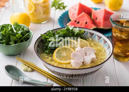 Nouilles ramen froides avec citron salé et beaucoup de pak choi Banque D'Images