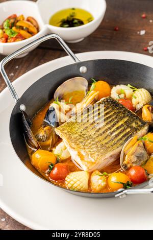 Ragoût de fruits de mer bouillabaisse avec poisson, moules, crevettes et calmars Banque D'Images