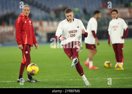 Rome, Italie 2.12.2024 : joueurs roms avec le maillot dédié à Edoardo Bove, qui a été frappé par une maladie pendant l'échauffement avant le football italien ch Banque D'Images