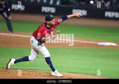 HERMOSILLO, MEXIQUE - NOVEMBRE 29 : Manuel Chavez, lanceur de départ pour les Eagles Mexicali, fait un pitch en première manche, lors d'un match Liga Arco Mexicana del Pacifico entre Aguilas et Naranjeros à l'estadio Fernando Valenzuela le 29 novembre 2024 à Hermosillo, Mexique. (Photo de Luis Gutierrez/Norte photo) Banque D'Images