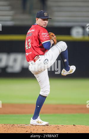 HERMOSILLO, MEXIQUE - NOVEMBRE 29 : Manuel Chavez, lanceur de départ pour les Eagles Mexicali, fait un pitch en première manche, lors d'un match Liga Arco Mexicana del Pacifico entre Aguilas et Naranjeros à l'estadio Fernando Valenzuela le 29 novembre 2024 à Hermosillo, Mexique. (Photo de Luis Gutierrez/Norte photo) Banque D'Images