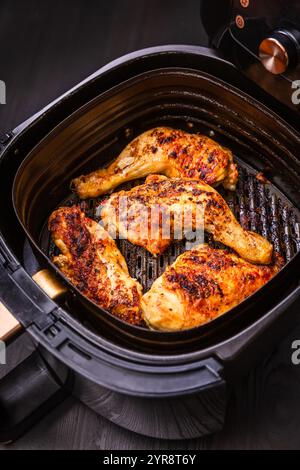 Cuisses de poulet et morceaux préparés dans airfryer, cuisine moderne - préparer de la viande juteuse au barbecue Banque D'Images