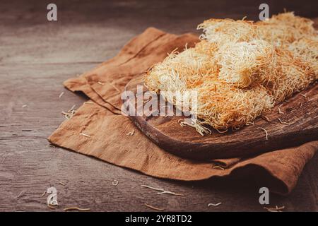 Pâtisserie Kadayif rôtie au beurre, fils de pâte fins pour de délicieux desserts sucrés, cuisine turque Banque D'Images