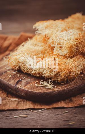 Pâtisserie Kadayif rôtie au beurre, fils de pâte fins pour de délicieux desserts sucrés, cuisine turque Banque D'Images