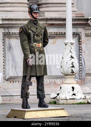 Relève de la garde de l'armée turque au Palais Dolmbahce, Istanbul, Türkiye Banque D'Images