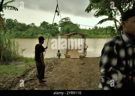 Radeau en bois pour le service de traversée de rivière à Pakis Jaya, Karawang, Indonésie. Banque D'Images