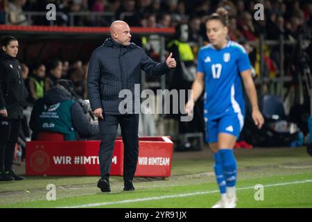 Nationaltrainer Andrea Soncin ITA beobachtet das Spiel, Gestik, gestikuliert, Fussball Laenderspiel der Frauen, Deutschland GER - Italien ITA 1-2, AM 02.12.2024 in Bochum/Deutschland. *** L'entraîneur national Andrea Soncin ITA regarde le match, gestes, gesticulates, match national de football féminin, Allemagne GER Italie ITA 1 2, le 02 12 2024 à Bochum Allemagne Banque D'Images