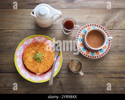 Kunafa ou Kunefe est un dessert traditionnel du moyen-Orient. Servi avec du café turc et du café épicé sur une table en bois Banque D'Images