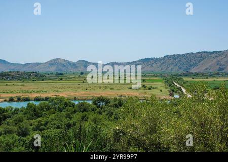 Le paysage verdoyant près du lac Butrint dans le sud de l'Albanie, qui fait partie du parc national de Butrint. Un lagon d'eau salée relié à la mer Ionienne Banque D'Images