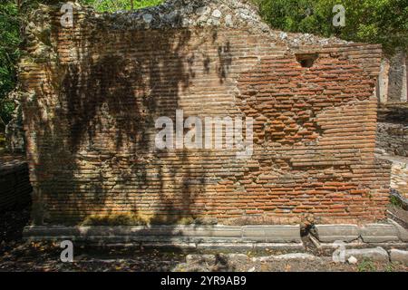 Nymphée dans le parc archéologique de Butrint, parc national de Butrint, Albanie. Site classé au patrimoine mondial de l'UNESCO. Fontaine romaine monumentale du IIe siècle. Vue latérale Banque D'Images