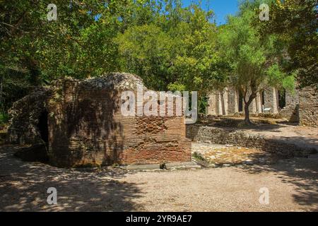 Nymphée dans le parc archéologique de Butrint, parc national de Butrint, Albanie. Site classé au patrimoine mondial de l'UNESCO. Fontaine romaine monumentale du IIe siècle. Vue latérale Banque D'Images