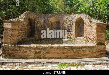 Le Nymphée dans le parc archéologique de Butrint, dans le parc national de Butrint, Albanie. Un site classé au patrimoine mondial de l'UNESCO. Fontaine romaine monumentale du IIe siècle Banque D'Images