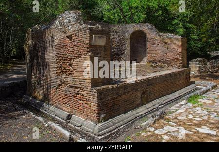 Le Nymphée dans le parc archéologique de Butrint, dans le parc national de Butrint, Albanie. Un site classé au patrimoine mondial de l'UNESCO. Fontaine romaine monumentale du IIe siècle Banque D'Images