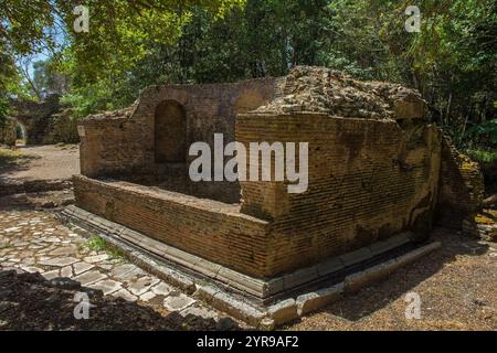 Le Nymphée dans le parc archéologique de Butrint, dans le parc national de Butrint, Albanie. Un site classé au patrimoine mondial de l'UNESCO. Fontaine romaine monumentale du IIe siècle Banque D'Images