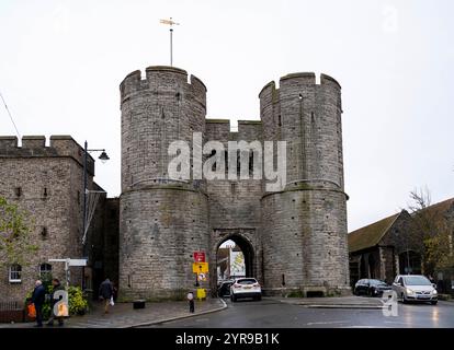 Canterbury est une ville et site du patrimoine mondial de l'UNESCO, dans le comté de Kent, en Angleterre ; il a été un arrondissement de comté jusqu'en 1974. Il se trouve sur la rivière Stour. Les remparts de la ville de CanterburyÕs au XXIe siècle sont un mélange de survivances des multiples périodes de construction, de la romaine au XXe siècle, mais la majorité des remparts visibles sont d'origine médiévale. Sur les 24 tours médiévales d'origine le long des murs, 17 restent intactes, et une entrée dans la ville, la porte ouest, survit également Banque D'Images