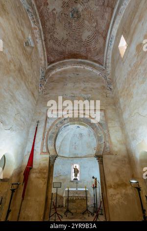 Intérieur de l'église mozarabe Santiago de Peñalba, du 10e siècle, Valle del Silencio. Peñalba de Santiago, Ponferrada, El Bierzo, Leon, Castilla y Banque D'Images