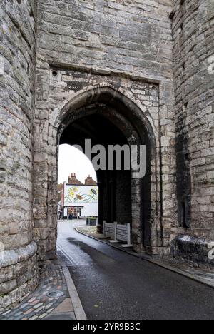 L'entrée Westgate dans Canterbury. Les remparts de la ville de CanterburyÕs au XXIe siècle sont un mélange de survivances des multiples périodes de construction, de la romaine au XXe siècle, mais la majorité des remparts visibles sont d'origine médiévale. Sur les 24 tours médiévales d'origine le long des murs, 17 restent intactes, et une entrée dans la ville, la Westgate, a également survécu. Canterbury est une ville et site du patrimoine mondial de l'UNESCO, dans le comté de Kent, en Angleterre ; il a été un arrondissement de comté jusqu'en 1974. Il se trouve sur la rivière Stour. Banque D'Images