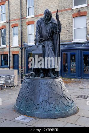 La statue de Geoffrey Chaucer, habillé en pèlerin de Canterbury. Le sculpteur de la figure de Chaucer était Sam Holland ARBS, basé dans le Kent, tandis que le concepteur de la grande plinthe, sculptée en bas-relief, était Lynn O'Dowd, basée dans le Yorkshire. Il est situé à l'angle de Best Lane et High Street. Canterbury est une ville et site du patrimoine mondial de l'UNESCO, dans le comté de Kent, en Angleterre ; il a été un arrondissement de comté jusqu'en 1974. Il se trouve sur la rivière Stour. Banque D'Images