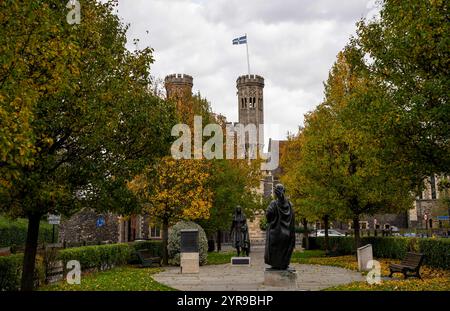 Statues du roi Ethelbert et de la reine Bertha, le plus grand couple royal du Kent, dont la vision a conduit Canterbury au statut de site du patrimoine mondial. Les statues représentent une scène possible en 597 lorsque le roi Ethelbert rencontre Bertha alors qu'elle revient de ses prières dans l'église Saint-Martin avec la nouvelle qu'Augustin a atterri. Le site de ces statues est sur la route que Bertha aurait empruntée sur Lady Wootton's Green, près de l'Université Canterbury Christ Church. Banque D'Images