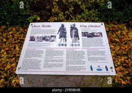 Statues du roi Ethelbert et de la reine Bertha, le plus grand couple royal du Kent, dont la vision a conduit Canterbury au statut de site du patrimoine mondial. Les statues représentent une scène possible en 597 lorsque le roi Ethelbert rencontre Bertha alors qu'elle revient de ses prières dans l'église Saint-Martin avec la nouvelle qu'Augustin a atterri. Le site de ces statues est sur la route que Bertha aurait empruntée sur Lady Wootton's Green, près de l'Université Canterbury Christ Church. Banque D'Images