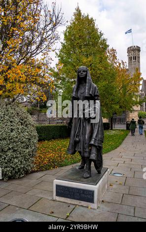 Statues du roi Ethelbert et de la reine Bertha, le plus grand couple royal du Kent, dont la vision a conduit Canterbury au statut de site du patrimoine mondial. Les statues représentent une scène possible en 597 lorsque le roi Ethelbert rencontre Bertha alors qu'elle revient de ses prières dans l'église Saint-Martin avec la nouvelle qu'Augustin a atterri. Le site de ces statues est sur la route que Bertha aurait empruntée sur Lady Wootton's Green, près de l'Université Canterbury Christ Church. Banque D'Images