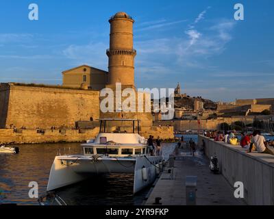 Vieux port avec Fort Saint-Jean, Palais du Pharao, notre-Dame de la Grande, Palais Longchamp le 14 août 2024 à Marseille, France. Photographe : Peter Schatz Banque D'Images