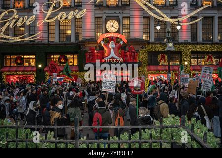 Manhattan, États-Unis. 29 novembre 2024. Des centaines de manifestants pro-palestiniens défilent de Columbus Circle à Macy's Herald Square pour la Journée internationale de solidarité pour le peuple palestinien à New York le 30 novembre 2024. Des centaines de manifestants pro-palestiniens se rassemblent à Columbus Circle pour la "Journée internationale de solidarité pour le peuple palestinien" à New York. Crédit : SOPA images Limited/Alamy Live News Banque D'Images