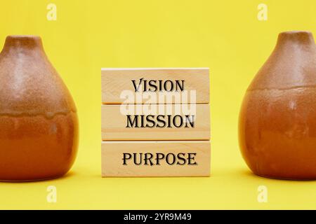 Vision objectif symbole Mission. Concept Word Vision objectif Mission sur des blocs de bois. Beau fond jaune. Business and Vision objectif Mission Banque D'Images