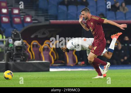 Rome, Italie. 02 décembre 2024. Éderson José dos Santos Lourenço da Silva, bien connu sous le nom d'Ederson d'Atalanta (l) et Bryan cristal d'AS Roma (R) vus en action lors du match de Serie A entre Roma vs Atalanta au stade olympique. Score final Roma 0 : 2 Atalanta Credit : SOPA images Limited/Alamy Live News Banque D'Images