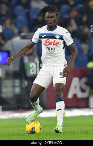 Rome, Italie. 02 décembre 2024. Odilon Kossounou d'Atalanta vu en action lors du match de Serie A entre Roma vs Atalanta au stade olympique. Score final Roma 0 : 2 Atalanta Credit : SOPA images Limited/Alamy Live News Banque D'Images