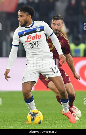 Rome, Italie. 02 décembre 2024. Éderson José dos Santos Lourenço da Silva, bien connu sous le nom d'Ederson d'Atalanta (l) Bryan Cristante d'AS Roma (R) vu en action lors du match de Serie A entre Roma vs Atalanta au stade olympique. Score final Roma 0 : 2 Atalanta Credit : SOPA images Limited/Alamy Live News Banque D'Images