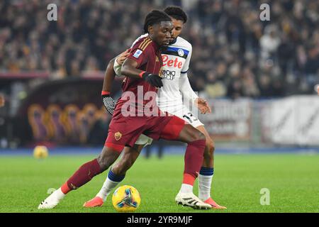 Rome, Italie. 02 décembre 2024. Manu Kone de L'AS Roma (l) et Éderson José dos Santos Lourenço da Silva, bien connu sous le nom d'Ederson d'Atalanta (R) vu en action lors du match de Serie A entre Roma vs Atalanta au stade olympique. Score final Roma 0 : 2 Atalanta (photo de Mattia Vian/SOPA images/Sipa USA) crédit : Sipa USA/Alamy Live News Banque D'Images