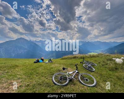 Haldensee, Autriche. 02 septembre 2024. Mountainbiker sur la piste jusqu'à Haeselgehrer Berg en automne le 2 septembre 2024 à Elbigenalp, Lechtal, Autriche. Photographe : ddp images/STAR-images crédit : ddp Media GmbH/Alamy Live News Banque D'Images