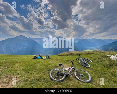 Haldensee, Autriche. 02 septembre 2024. Mountainbiker sur la piste jusqu'à Haeselgehrer Berg en automne le 2 septembre 2024 à Elbigenalp, Lechtal, Autriche. Photographe : ddp images/STAR-images crédit : ddp Media GmbH/Alamy Live News Banque D'Images