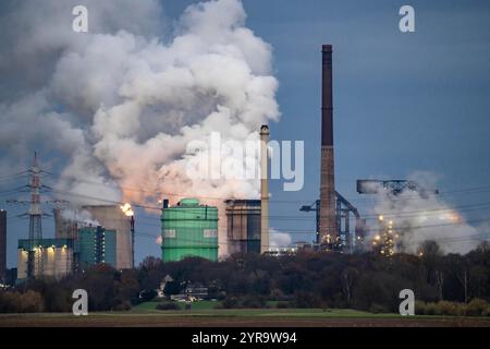 Hüttenwerke Krupp-Mannesmann, HKM à Duisburg-Hüttenheim, 2 hauts fourneaux, cokerie, nuage de trempe, tours de refroidissement, Rheinauen à Duisburg-Münde Banque D'Images