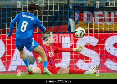 Bochum, Deutschland. 02 décembre 2024. firo : 02.12.2024, Football, Football, 2024/2025, match international féminin Allemagne - Italie (LR) Agnese Bonfantini D'ITALIE MARQUE LE PREMIER BUT DE l'ÉQUIPE CONTRE LE GARDIEN DE but Ena Mahmutovic D'ALLEMAGNE pour le faire 1,0 crédit : dpa/Alamy Live News Banque D'Images