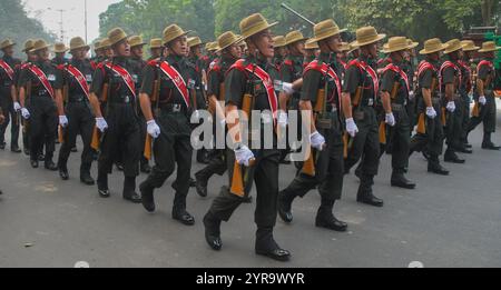 Kolkata, Inde, 24 janvier 2024 : le contingent du défilé de l'armée indienne dresse les répétitions pour le défilé du jour de la République à Red Road, Kolkata Banque D'Images