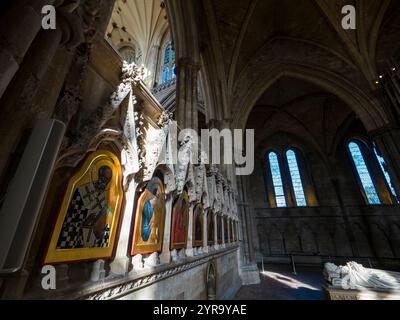 Le rétrochoir, avec icônes des saints, sanctuaire pour Saint Swithun, cathédrale de Winchester, Winchester, Angleterre, Royaume-Uni, GB. Banque D'Images