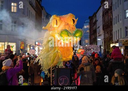 Mieter protestieren mit dem jährlichen Laternenumzug Kiezdrachen quartier Dragons der Bürgerinitiative Bizim Kiez in Berlin-Kreuzberg gegen Mietsteigerungen und Verdrängung. / Les locataires protestent contre les augmentations de loyer et le déplacement avec la parade annuelle des lanternes Kiezdrachen quartier Dragons de l'initiative citoyenne Bizim Kiez à Berlin-Kreuzberg. Snapshot-Photography/K.M.Krause *** les locataires protestent contre l'augmentation des loyers et le déplacement avec la parade annuelle des lanternes du quartier Kiezdrachen Dragons de l'initiative citoyenne Bizim Kiez à Berlin les locataires de Kreuzberg protestent contre Ren Banque D'Images