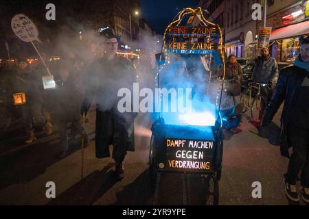 Mieter protestieren mit dem jährlichen Laternenumzug Kiezdrachen quartier Dragons der Bürgerinitiative Bizim Kiez in Berlin-Kreuzberg gegen Mietsteigerungen und Verdrängung. / Les locataires protestent contre les augmentations de loyer et le déplacement avec la parade annuelle des lanternes Kiezdrachen quartier Dragons de l'initiative citoyenne Bizim Kiez à Berlin-Kreuzberg. Snapshot-Photography/K.M.Krause *** les locataires protestent contre l'augmentation des loyers et le déplacement avec la parade annuelle des lanternes du quartier Kiezdrachen Dragons de l'initiative citoyenne Bizim Kiez à Berlin les locataires de Kreuzberg protestent contre Ren Banque D'Images