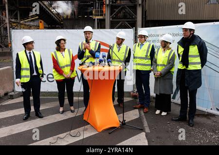 Stéphane Sejourne, Teresa Ribera, le premier ministre sortant Alexander de Croo, le PDG d’ArcelorMittal Europe Geert Van Poelvoorde, le ministre-président flamand Matthias Diependaele, la conseillère municipale de Gent Open VLD Sofie Bracke et le maire de Gent Mathias de Clercq photographiés lors d’une visite des nouveaux vice-présidents de la Commission européenne Ribera et Sejourne, à ArcelorMittal Belgique en préparation du ¿Clean Industrial Deal¿, à Gent, mardi 03 décembre 2024. BELGA PHOTO KURT DESPLENTER Banque D'Images