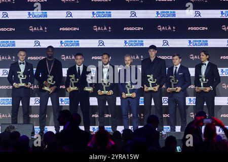 Milan, Italien. 03 décembre 2024. Teun Koopmeiners, Marcus Thuram, Lautaro Martinez, Hakan Calhanoglu, Federico Dimarco, Alessandro Bastoni, Nicol ? Barella, Yann Sommer pose avec le prix AIC Oscar del Calcio pendant le Gran Gal? Del Calcio 2024 Oscar del Calcio Awards AIC au Superstudio Maxi crédit : dpa/Alamy Live News Banque D'Images