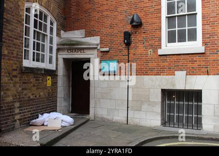 Couette de sans-abri à l'extérieur de la chapelle Banque D'Images