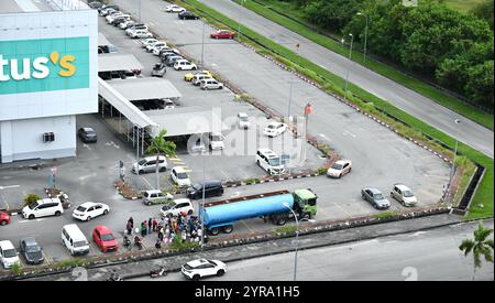 Les gens font la queue pour de l'eau potable dans la zone inondable à Alor Setar Malaisie 2 décembre 2024, tir aérien. Banque D'Images