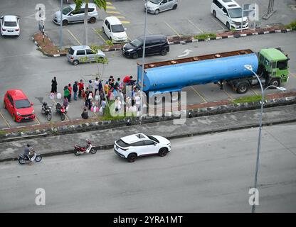 Des gens font la queue pour de l'eau potable dans la zone inondable d'Alor Setar Malaisie le 2 décembre 2024. Banque D'Images