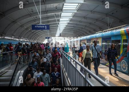 (241203) - LAGOS, Dec. 3, 2024 (Xinhua) - des passagers sont photographiés à une gare de la ligne bleue de Lagos Rail Mass transit (LRMT) à Lagos, Nigeria, le Dec. 2, 2024. Commencée en juillet 2010 et achevée en décembre 2022, la première phase du projet de corridor de la ligne bleue LRMT, sous contrat avec China civil Engineering construction Corporation (CCECC), est le premier projet de chemin de fer électrifié et de train léger transmaritime en Afrique de l’Ouest. Couvrant 13 km et cinq stations, cette ligne a débuté son exploitation commerciale en septembre 2023, et a été considérée comme un projet symbolique de la ceinture et de la route I. Banque D'Images