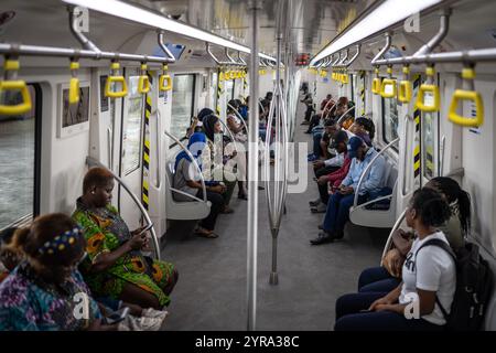 (241203) - LAGOS, Dec. 3, 2024 (Xinhua) - des passagers sont photographiés à l'intérieur d'un train de la ligne bleue de Lagos Rail Mass transit (LRMT) à Lagos, Nigeria, le 1er Dec. 2024. Commencée en juillet 2010 et achevée en décembre 2022, la première phase du projet de corridor de la ligne bleue LRMT, sous contrat avec China civil Engineering construction Corporation (CCECC), est le premier projet de chemin de fer électrifié et de train léger transmaritime en Afrique de l’Ouest. Couvrant 13 km et cinq stations, cette ligne a débuté son exploitation commerciale en septembre 2023, et a été considérée comme un projet symbolique de la ceinture et de la route Banque D'Images