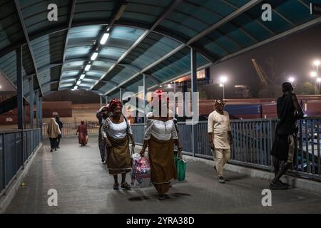 (241203) - LAGOS, Dec. 3, 2024 (Xinhua) -- les gens se préparent à monter à bord d'un train de la ligne bleue de Lagos Rail Mass transit (LRMT) à Lagos, Nigéria, le 1er Dec. 2024. Commencée en juillet 2010 et achevée en décembre 2022, la première phase du projet de corridor de la ligne bleue LRMT, sous contrat avec China civil Engineering construction Corporation (CCECC), est le premier projet de chemin de fer électrifié et de train léger transmaritime en Afrique de l’Ouest. Longue de 13 km et couvrant cinq stations, cette ligne a débuté son exploitation commerciale en septembre 2023, et a été considérée comme un projet symbolique de la Belt and Road Initia Banque D'Images