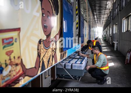 (241203) - LAGOS, Dec. 3, 2024 (Xinhua) -- des travailleurs examinent un train de la ligne bleue de Lagos Rail Mass transit (LRMT) à Lagos, Nigeria, le 1er Dec. 2024. Commencée en juillet 2010 et achevée en décembre 2022, la première phase du projet de corridor de la ligne bleue LRMT, sous contrat avec China civil Engineering construction Corporation (CCECC), est le premier projet de chemin de fer électrifié et de train léger transmaritime en Afrique de l’Ouest. Couvrant 13 km et cinq stations, cette ligne a débuté son exploitation commerciale en septembre 2023, et a été considérée comme un projet symbolique de l'initiative Belt and Road. (X Banque D'Images