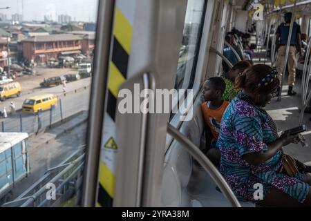 (241203) - LAGOS, Dec. 3, 2024 (Xinhua) - des passagers sont photographiés à l'intérieur d'un train de la ligne bleue de Lagos Rail Mass transit (LRMT) à Lagos, Nigeria, le 1er Dec. 2024. Commencée en juillet 2010 et achevée en décembre 2022, la première phase du projet de corridor de la ligne bleue LRMT, sous contrat avec China civil Engineering construction Corporation (CCECC), est le premier projet de chemin de fer électrifié et de train léger transmaritime en Afrique de l’Ouest. Couvrant 13 km et cinq stations, cette ligne a débuté son exploitation commerciale en septembre 2023, et a été considérée comme un projet symbolique de la ceinture et de la route Banque D'Images